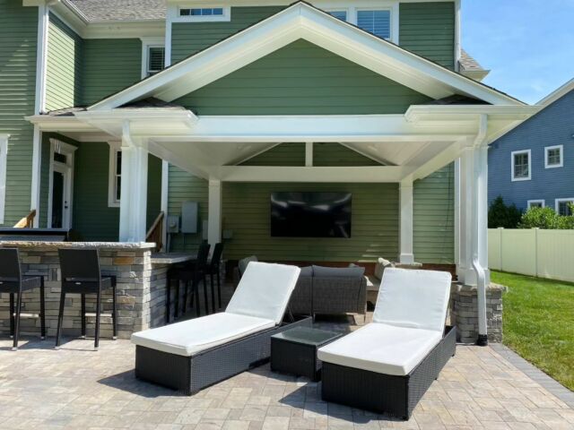 This lounge deck is looking a lot like ☀️summer☀️! Who's ready for a tanning session??

•
•
•

#stoneman #stonemanrocks #clt #charlottemason #charlottenc #fortmill #deck #backyard