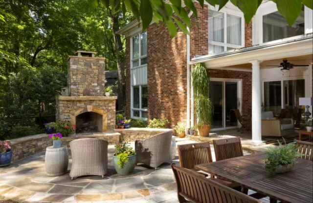 🌿 This elegant outdoor space blends rustic charm with modern comfort, featuring a stunning stone fireplace and beautiful greenery. Perfect for those serene moments or lively gatherings, it's an oasis of relaxation and sophistication right at home! ✨

•
•
•

#stoneman #stonepatio #stonemanrocks #clt #custombuild #fortmill #charlotte #charlottenc #summercookout